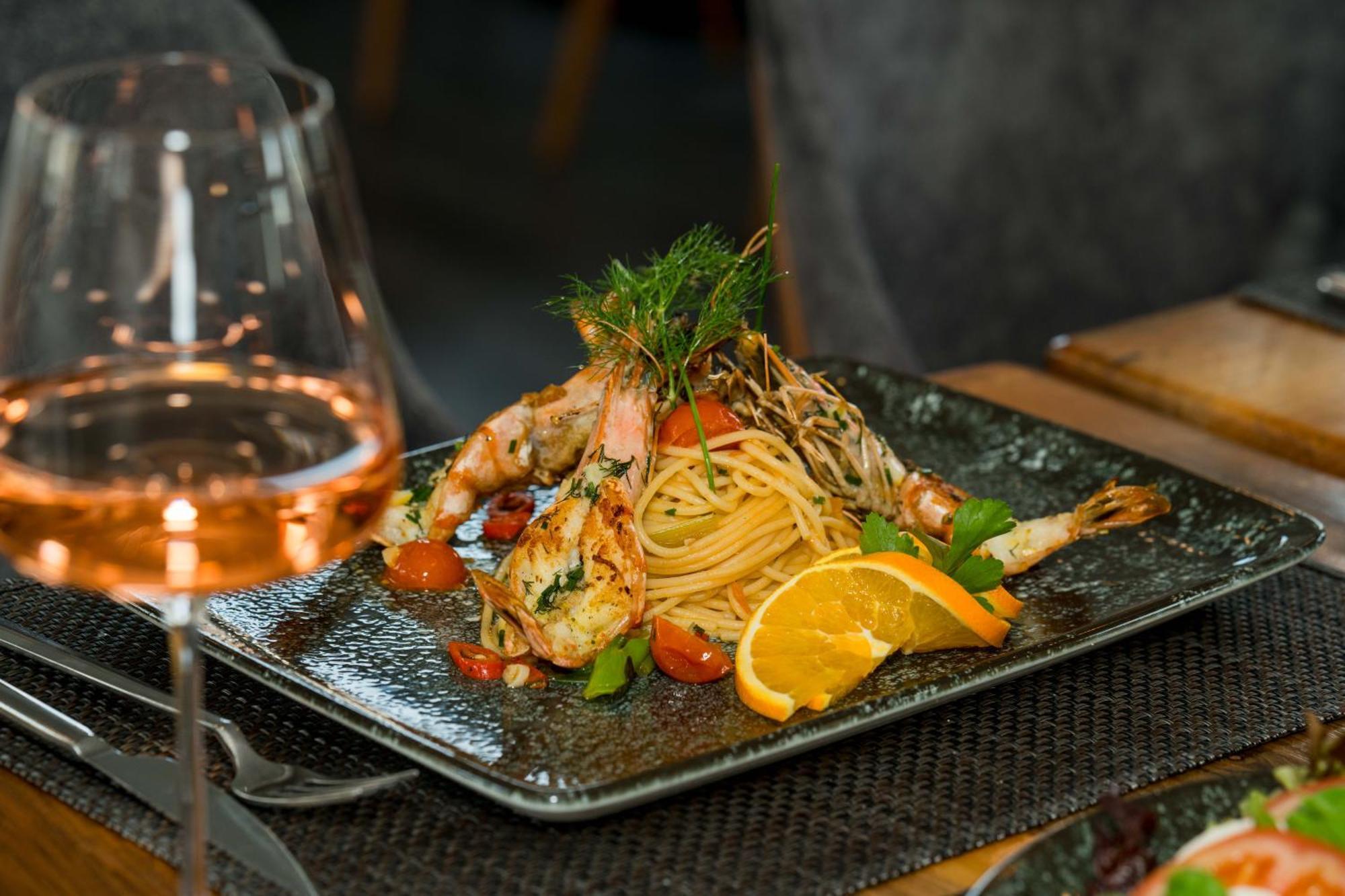 Roca Restaurant Und Hotel Bommersheim Luaran gambar
